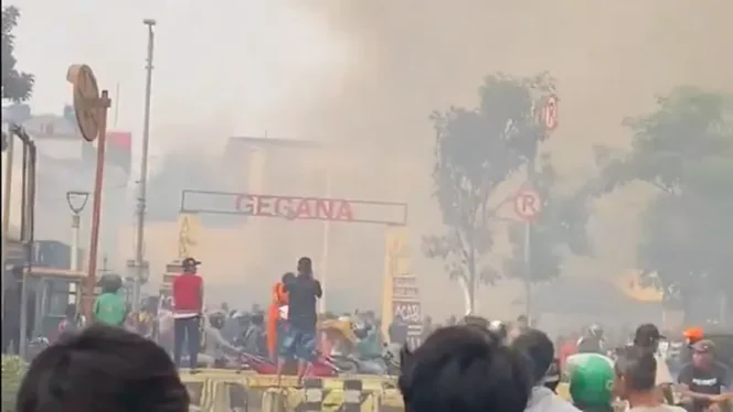 
 Kebakaran Melanda Mako Gegana Polri di Kramat Raya, 12 Mobil Damkar Dikerahkan