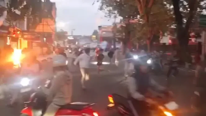 
 Mako Brimob Depok Sempat Memanas, Massa Dibubarkan dengan Gas Air Mata