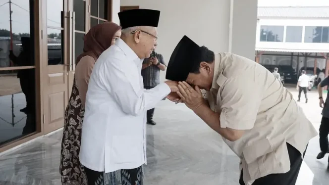 
 Presiden Prabowo Silaturahmi ke Kediaman Wapres ke-13 Ma’ruf Amin di Depok, Cium Tangan Sang Kiai
