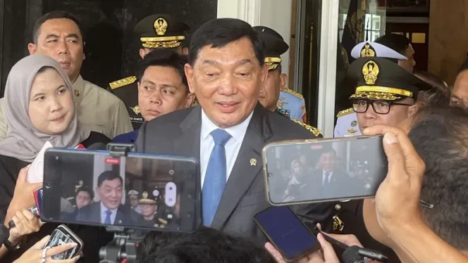 
 Menhan Sjafrie: Presiden Prabowo Tetap di Indonesia, Perintahkan TNI-Polri Bertindak Tegas