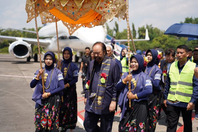 
 Disambut Langsung oleh Rusdi Masse dan Syaharuddin Alrif, Ketum NasDem Surya Paloh Tiba di Makassar untuk Hadiri Rakernas
