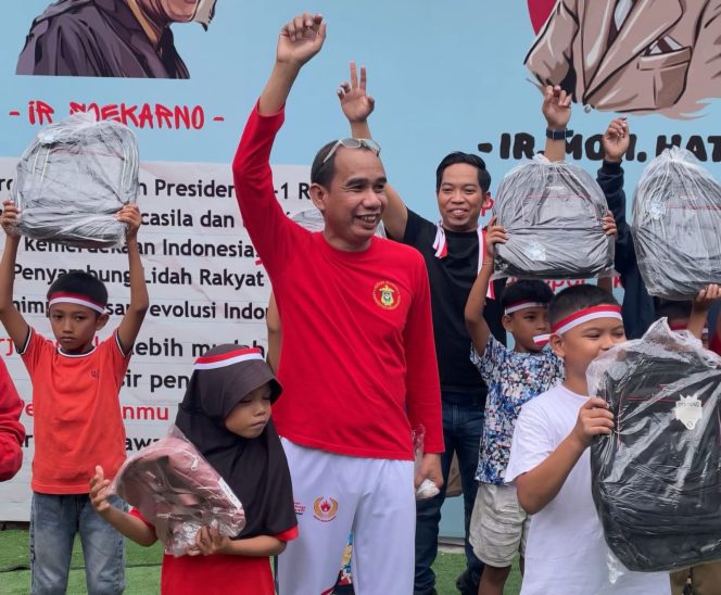 
 Rudianto Lallo Rayakan HUT ke-80 RI Bersama Anak-anak Makassar, Bagi Perlengkapan Sekolah dan Tanamkan Semangat Nasionalisme