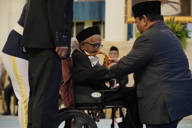 
 Saat Prabowo Berlutut Serahkan Bintang Jasa untuk Nyak Sandang, Penyumbang Pembelian Pesawat Pertama RI