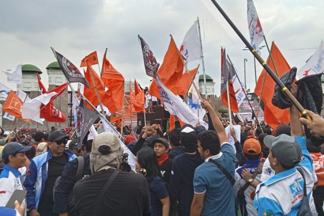
 Demo Buruh di DPR Berakhir, Massa Lanjutkan Aksi di Daerah