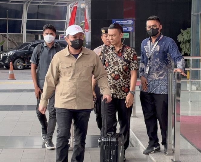 
 Bupati Kolaka Timur Abdul Azis Digelandang KPK di Makassar, Dugaan Suap DAK Rumah Sakit