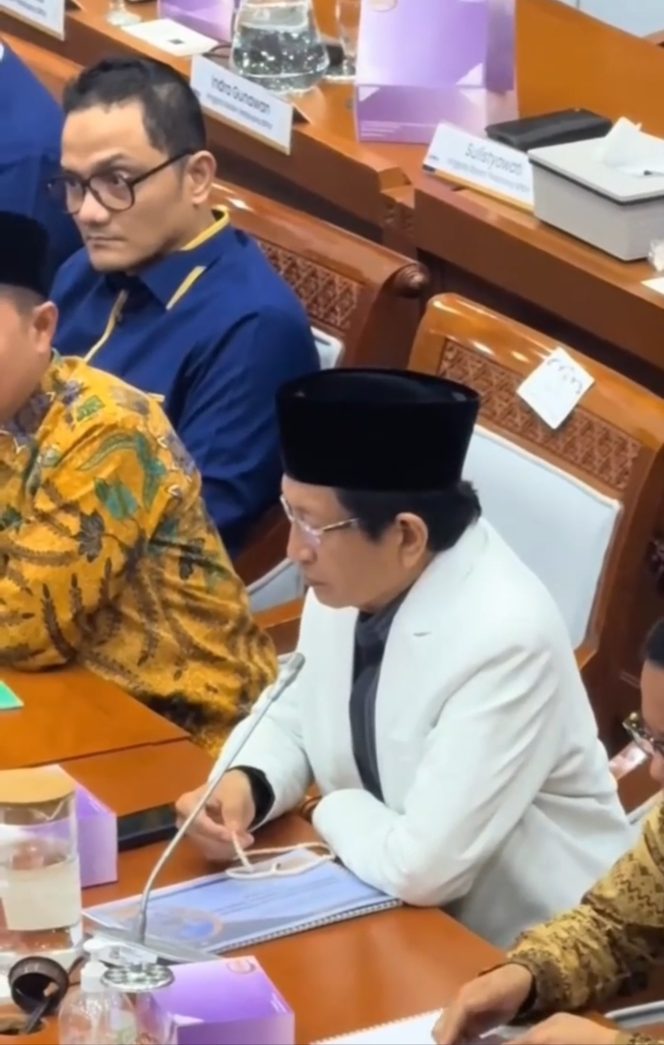 
 Menteri Agama Terekam Berdzikir di Rapat DPR, Jadi Pengingat di Tengah Hiruk Pikuk Politik