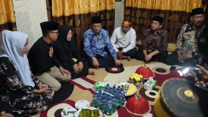 
 Takziah ke Rumah Almarhum Abay di Makassar, Menag Sampaikan Duka Cita Presiden