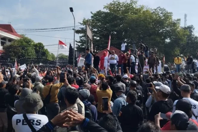 
 Tuntut Sudewo Mundur, Massa Demo Kepung Kantor Bupati
