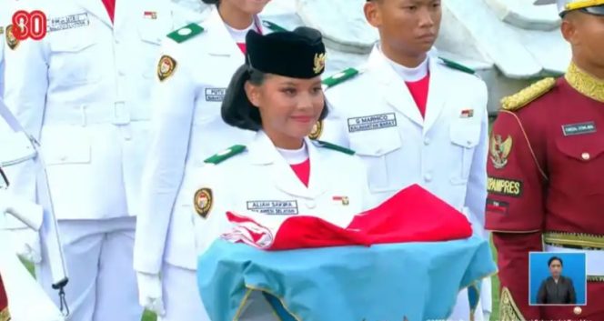 
 Kisah Aliah Sakira, Putri Makassar yang Jadi Pembawa Baki Penurunan Bendera HUT RI ke-80
