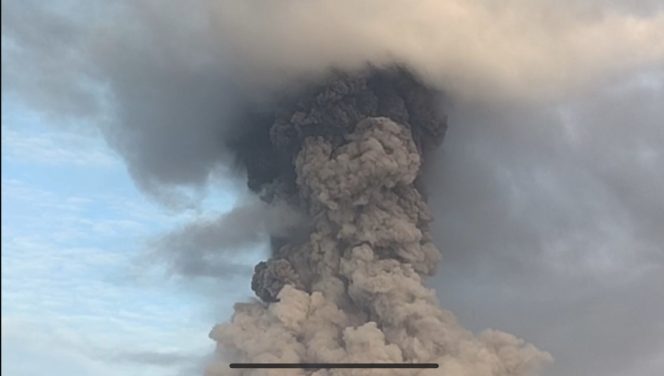 
 Gunung Lewotobi Laki-Laki Meletus Sore Ini, BNPB Keluarkan Peringatan