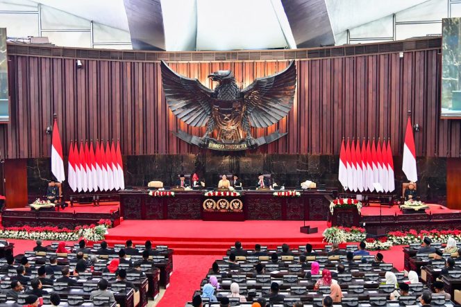
 RIncian Gaji dan Tunjangan DPR Terbaru 2025: Bensin Rp7 Juta, Rumah Rp50 Juta