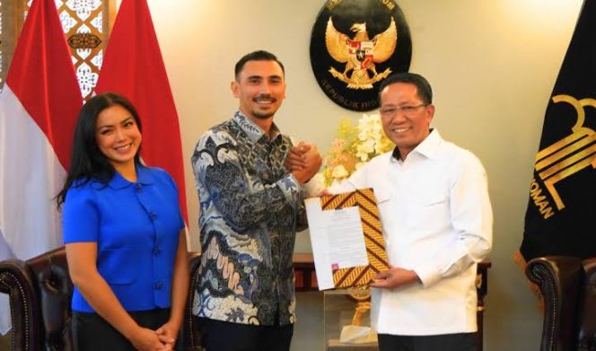 
 Vincent Verhaag Resmi Jadi WNI, Jessica Iskandar Tampil Anggun Dampingi Suami