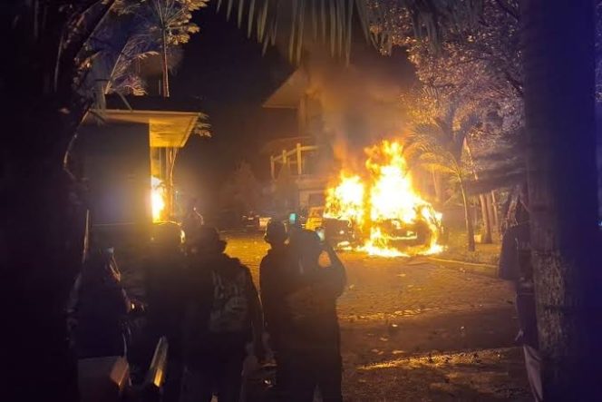
 Ratusan Massa Mengepung DPRD Makassar, 13 Kendaraan Dibakar