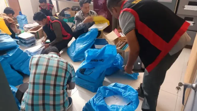 
 Kejari Sabu Raijua Geledah Kantor Disperindag, Sita 14 Dokumen Kasus Korupsi Garam Curah