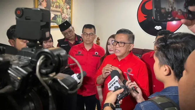 
 Hasto Kristiyanto Angkat Bicara Terkait Reshuffle Kabinet Prabowo: “Prerogatif Presiden”