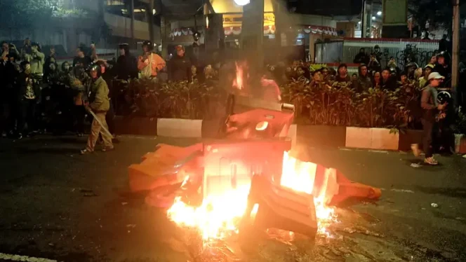 
 Pemuda Diduga Bawa Molotov Ditangkap Massa di Tugu Malang, Diamankan ke Mapolresta
