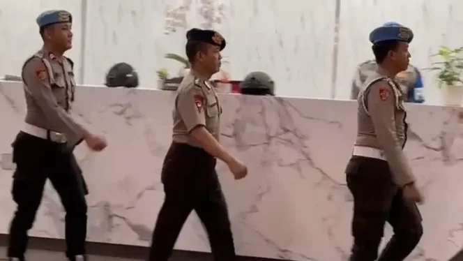 
 Sopir Rantis Brimob Bripka Rohmat Jalani Sidang Etik Terkait Tewasnya Ojol Affan Kurniawan