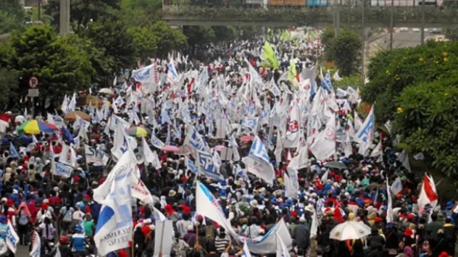 
 Peringati Hari Tani Nasional, Massa Buruh dan Petani Gelar Aksi di Patung Kuda, Tuntut Cabut UU Cipta Kerja