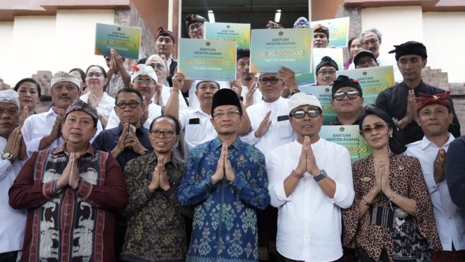 
 Menag Nasaruddin Umar Sapa Korban Banjir Bali, Salurkan Bantuan Rp300 Juta