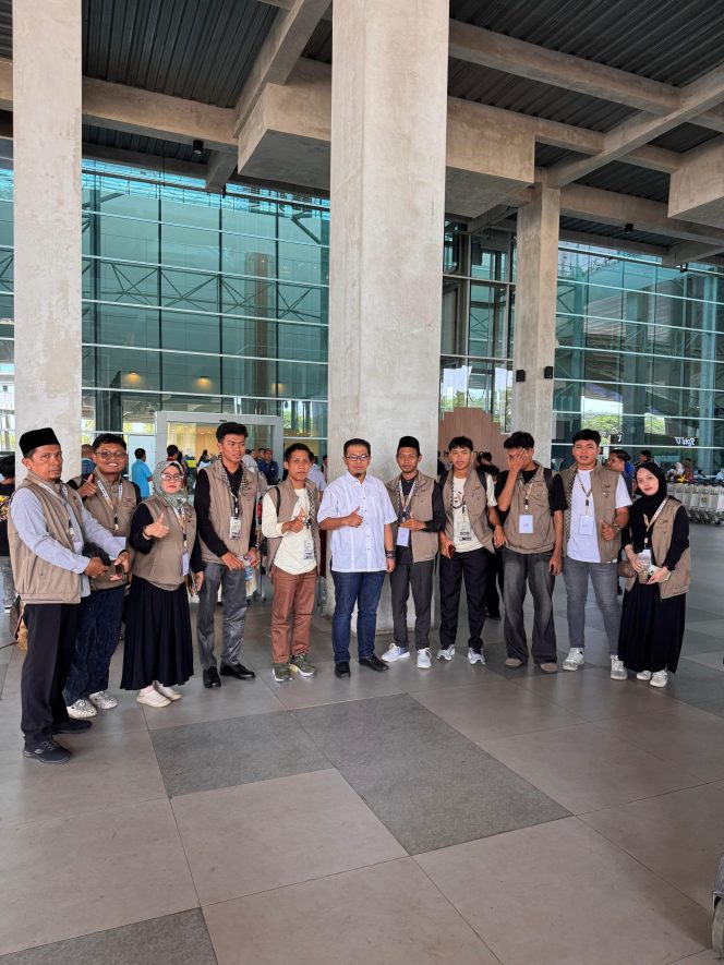 
 Ketua Yayasan Ponpes As’adiya Tinjau Kesiapan Penjemputan Dewan Hakim dan Tamu MQKN-I di Bandara Sultan Hasanuddin