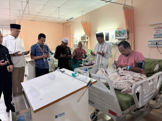 
 Jenguk Korban Ambruknya Majelis Taklim di Bogor, Menteri Agama Salurkan Rp150 Juta Bantuan