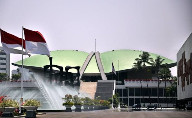 
 Lima Anggota DPR Dinonaktifkan Usai Joget di Sidang Tahunan MPR, Tetap Terima Gaji
