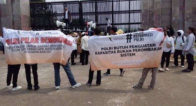 
 Massa Serba Putih Gelar Aksi Tolak Reformasi Polri di Depan DPR RI