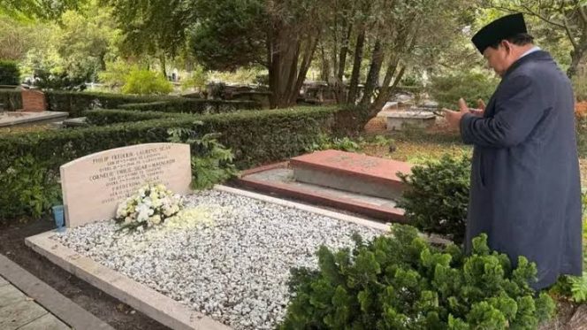 
 Ziarah di Tengah Kunjungan Kenegaraan, Presiden Prabowo Kunjungi Makam Kakek-Neneknya di Belanda