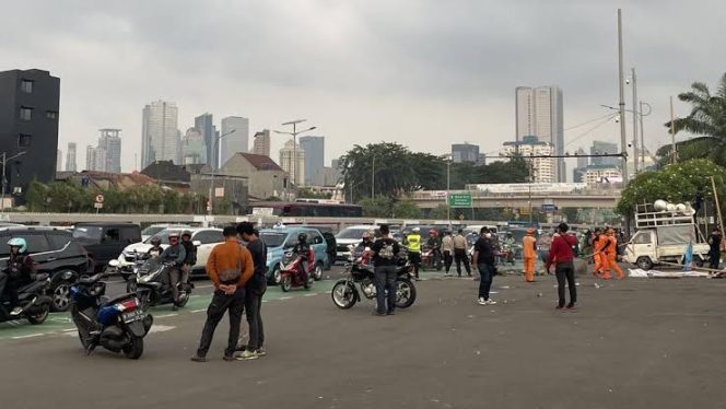 
 Ribuan Buruh Geruduk DPR, Jalan Gatot Subroto Ditutup Polisi