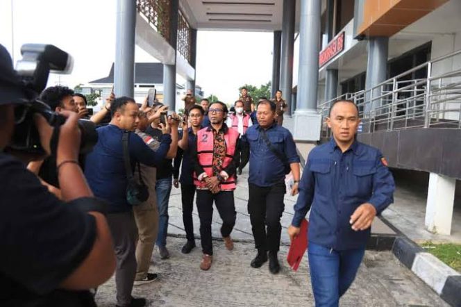 
 Kejati Kaltim Tahan Kadispora dan Kepala Sekretariat DBON, Tersangka Korupsi Dana Hibah Rp100 Miliar