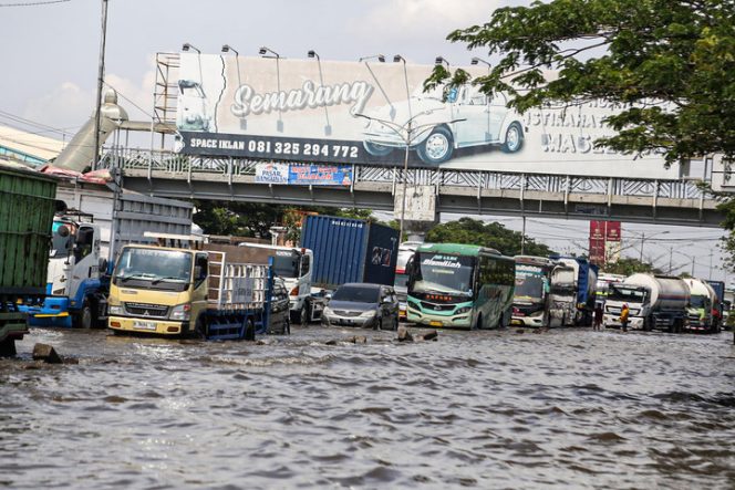 
 Banjir Belum Surut, Jalur Pantura Kaligawe Semarang Lumpuh Sepekan Lebih