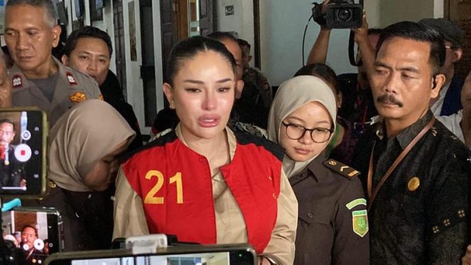 
 Viral! Jaksa Tolak Salaman Nikita Mirzani Usai Sidang Kasus Pemerasan dan TPPU di PN Jaksel