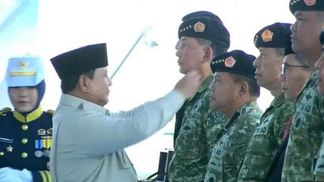 
 Presiden Prabowo Anugerahkan Bintang Yudha Dharma dan Samkaryanugraha kepada 18 Prajurit TNI di Atas KRI RJW-992