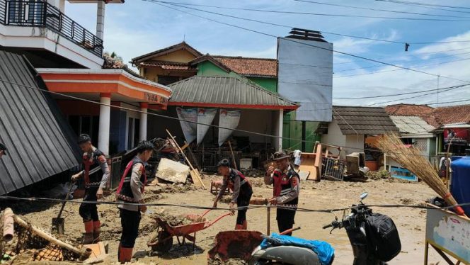 
 Banjir Bandang dan Longsor Terjang Cisolok Sukabumi, Puluhan Warga Dievakuasi Selamat