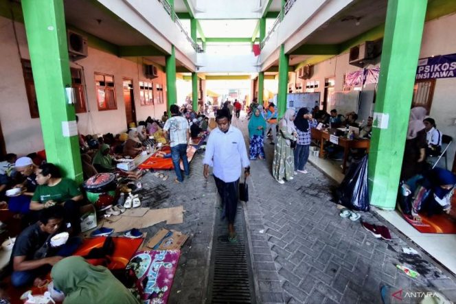 
 Dinsos Jatim Hadirkan Layanan Psikososial untuk Keluarga Korban Runtuhnya Musala Ponpes Al Khoziny