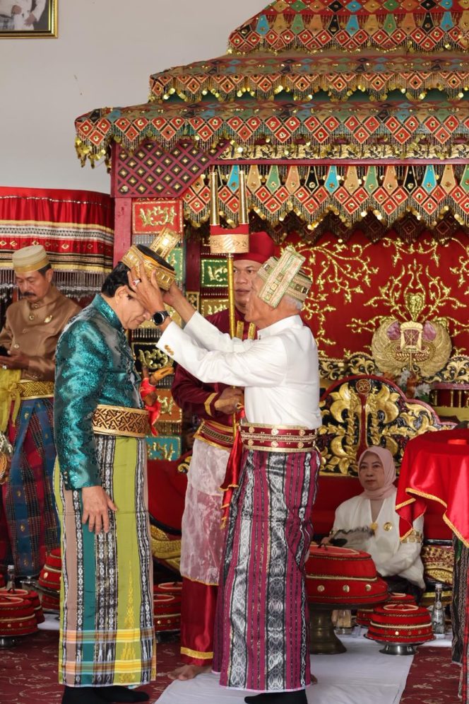 
 Menteri Agama Nasaruddin Umar Terima Gelar Adat dari Kedatuan Luwu di Istana Kedatuan Palopo