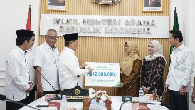 
 Wamenag Romo Syafi’i Serahkan Santunan Asuransi kepada Keluarga Petugas Haji yang Wafat