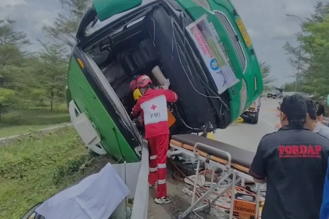 
 Bus Pariwisata Terguling di Jalur Keluar Tol Gandulan Pemalang, 4 Tewas dan Belasan Luka-Luka