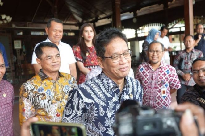 
 Polemik Harga LPG 3 Kg, Menkeu Purbaya Respons Bahlil: “Mungkin Cara Lihat Datanya Beda”