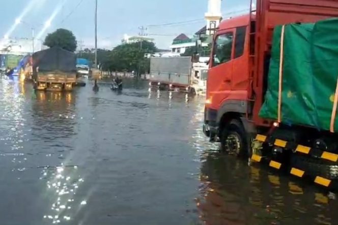 
 Banjir Masih Genangi Jalan Raya Kaligawe Semarang, Lalin Macet dan Dialihkan ke Jalur Alternatif