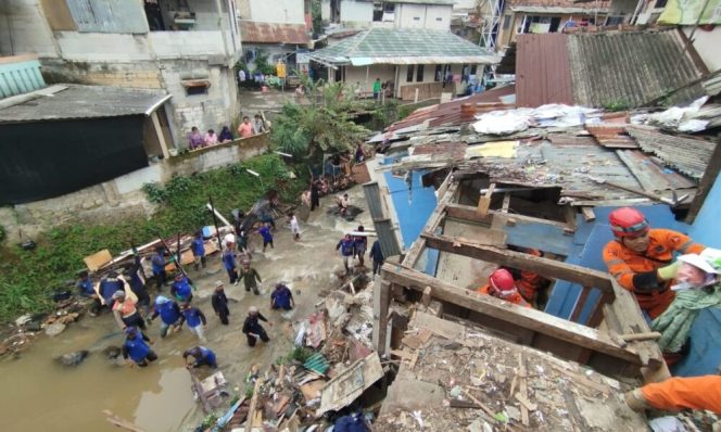 
 Banjir Terjang Belasan Rumah di Kampung Sindang Resmi, Kota Bogor, Akibat Longsor Turap dan Saluran Tertutup
