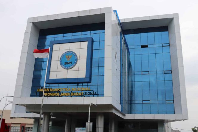 
 BNNP Sultra Tangkap Kurir Bawa 2 Kg Sabu di Bandara Haluoleo, Dikendalikan Napi Lapas Salemba