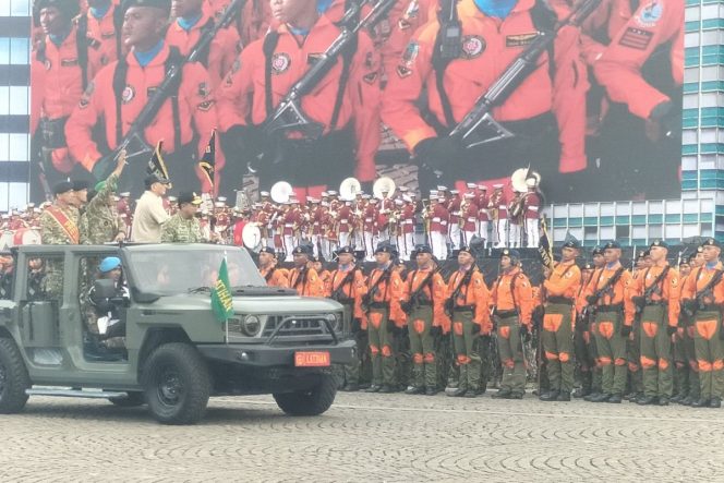 
 Tatap Mata Presiden! Panglima TNI Pimpin Gladi Bersih HUT ke-80 TNI di Monas
