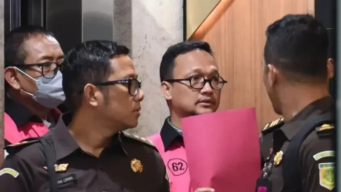 
 Tiga Terdakwa Didakwa Halangi Penyidikan Kasus Korupsi Besar: Advokat, Direktur TV, dan Buzzer Disebut Bentuk Opini Negatif Publik