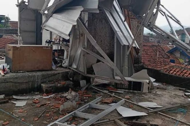 
 Puting Beliung Terjang Dua Desa di Bojongsoang, Puluhan Rumah Rusak dan Satu Warga Luka