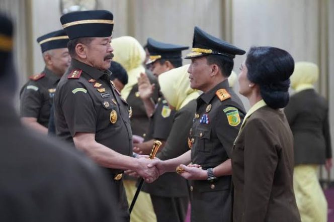 
 Jaksa Agung Lantik JAM Pembinaan dan 4 Staf Ahli, Tegaskan Perbaikan Fasilitas dan Reformasi SDM