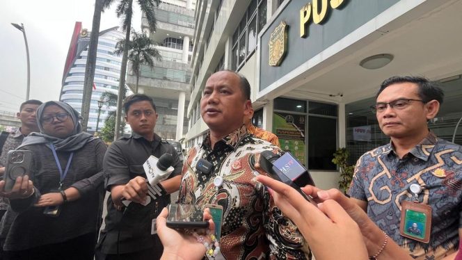 
 Pencopotan Kajari Jakbar: Kejagung Ungkap Kelalaian Hendri Antoro dalam Kasus Robot Trading Fahrenheit