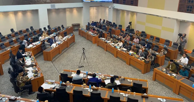 
 Ketua Komisi VIII DPR Soroti Pramugari Maskapai Haji: “Roknya Tinggi-Tinggi, Kurang Pas untuk Jemaah Kita”