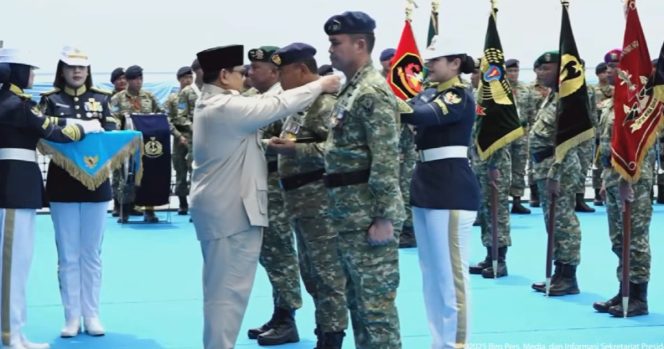 
 Presiden Prabowo dan Wapres Gibran Tinjau Parade Kapal Perang TNI AL di Teluk Jakarta