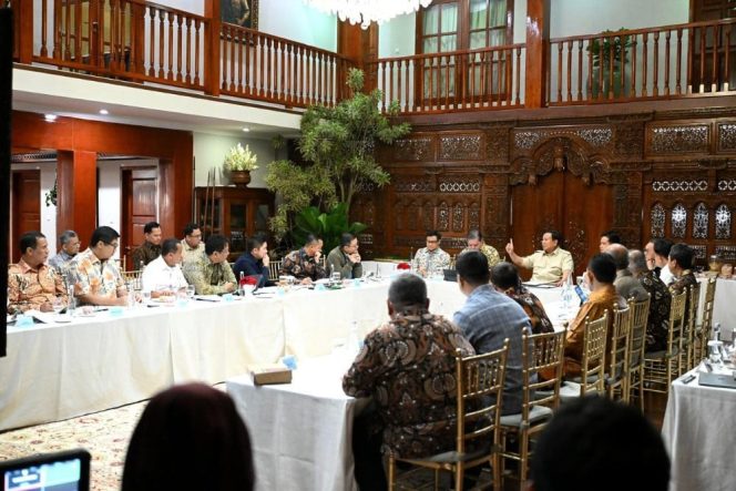 
 Presiden Prabowo Gelar Rapat Terbatas di Kediaman Kertanegara: Bahas Ketahanan Pangan, DHE, dan Penyiapan SDM Strategis